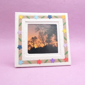 Cornice portafoto quadrata con fiorellini in carta di cacca di elefante 15x15