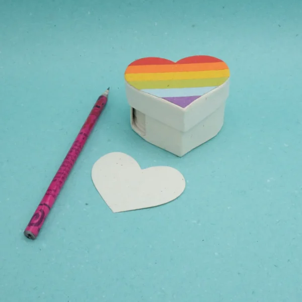 FOGLI PER APPUNTI, IN CACCA DI ELEFANTE BOX CUORE, LINEA RAINBOW, MISURE 8x7x5 CM COD.VAHPHSR
