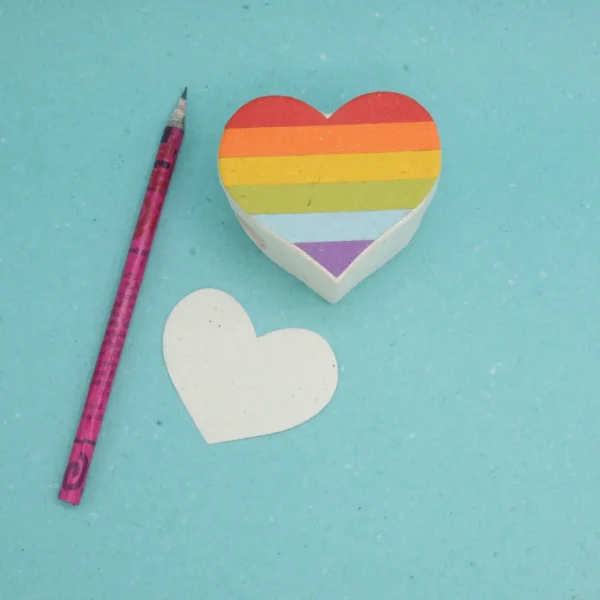 FOGLI PER APPUNTI, IN CACCA DI ELEFANTE BOX CUORE, LINEA RAINBOW, MISURE 8x7x5 CM COD.VAHPHSR