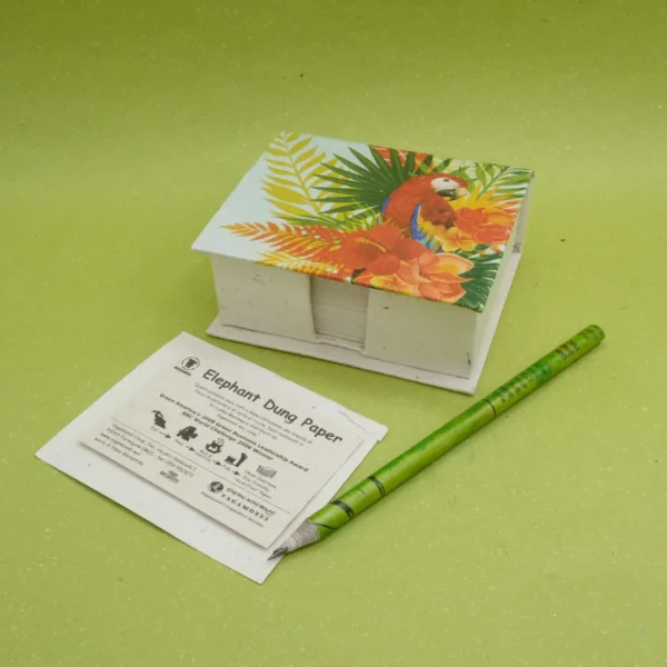 FOGLI PER APPUNTI, IN CACCA DI ELEFANTE BOX LINEA TROPICALE, MISURE 13x12,5x5 CM. COD. VAMPSTROP