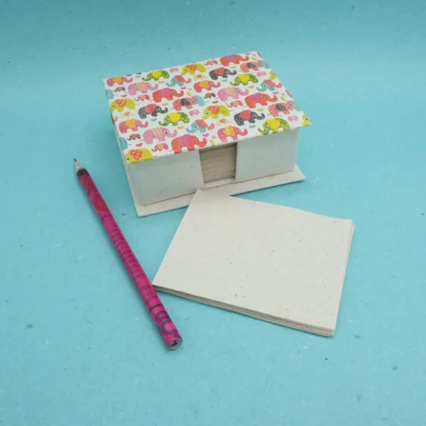 FOGLI PER APPUNTI, IN CACCA DI ELEFANTE BOX LINEA X, MISURE 13x12,5x5 CM. COD. VAMPSX