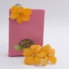 Fiore Primavera naturale e arancione per bomboniera