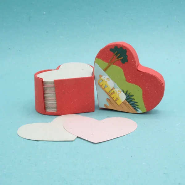 Fogli per appunti a cuore in carta fatta con cacca di elefante misura 8x7x4,5 cm. cod. VAHPHS