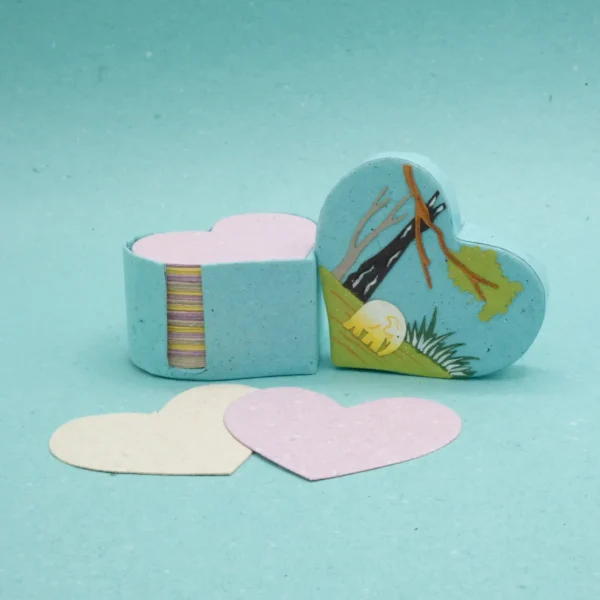 Fogli per appunti a cuore in carta fatta con cacca di elefante misura 8x7x4,5 cm. cod. VAHPHS