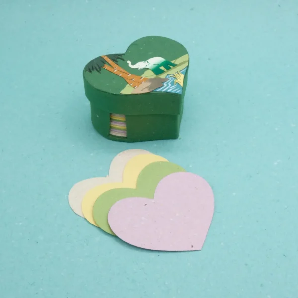 Fogli per appunti a cuore in carta fatta con cacca di elefante misura 8x7x4,5 cm. cod. VAHPHS