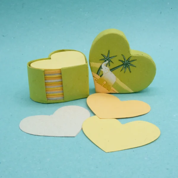 Fogli per appunti a cuore in carta fatta con cacca di elefante misura 8x7x4,5 cm. cod. VAHPHS