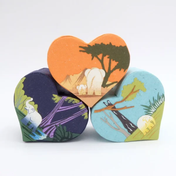 Fogli per appunti a cuore in carta fatta con cacca di elefante misura 8x7x4,5 cm. cod. VAHPHS