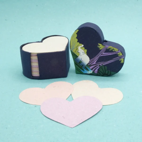 Fogli per appunti a cuore in carta fatta con cacca di elefante misura 8x7x4,5 cm. cod. VAHPHS