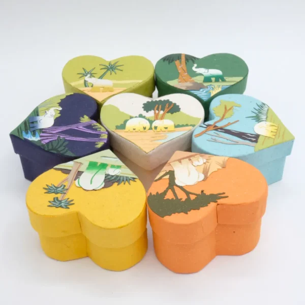 Fogli per appunti a cuore in carta fatta con cacca di elefante misura 8x7x4,5 cm. cod. VAHPHS