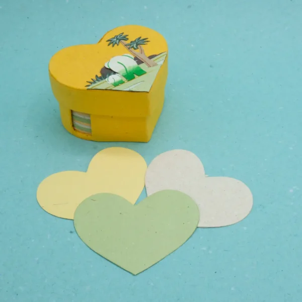 Fogli per appunti a cuore in carta fatta con cacca di elefante misura 8x7x4,5 cm. cod. VAHPHS