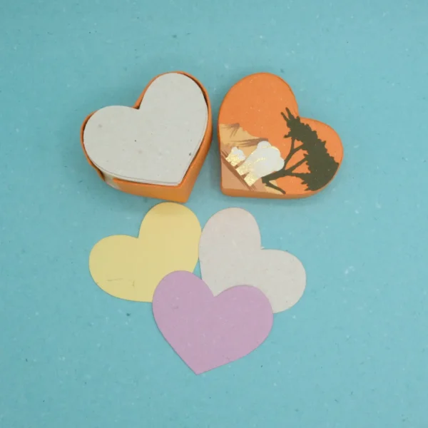 Fogli per appunti a cuore in carta fatta con cacca di elefante misura 8x7x4,5 cm. cod. VAHPHS