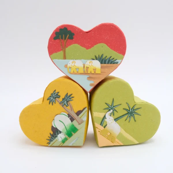 Fogli per appunti a cuore in carta fatta con cacca di elefante misura 8x7x4,5 cm. cod. VAHPHS