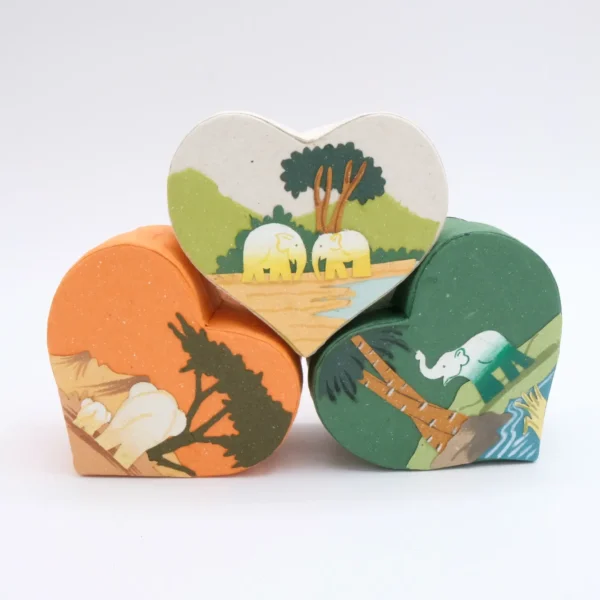 Fogli per appunti a cuore in carta fatta con cacca di elefante misura 8x7x4,5 cm. cod. VAHPHS