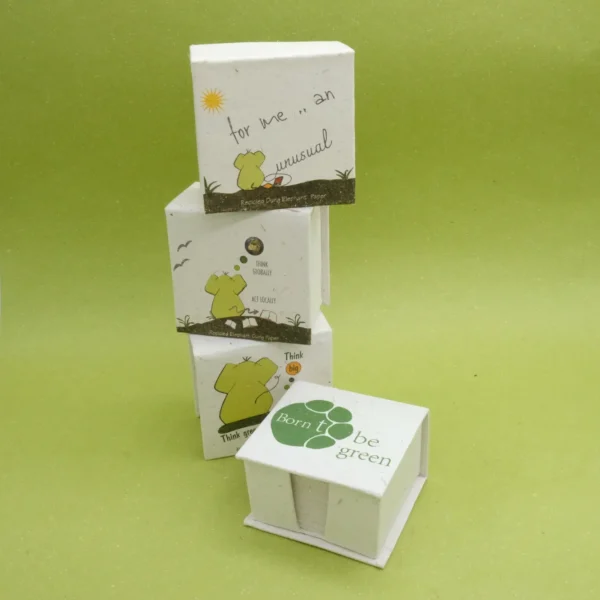 Fogli per appunti in carta di cacca di elefante in box piccolo alinea ambiente misura 8x7x4.5 cm cod.VAMPSSA4