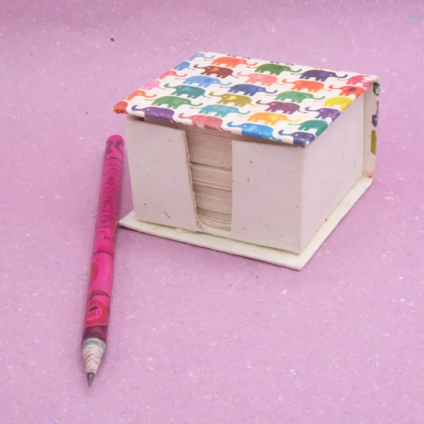 Fogli per appunti in carta di cacca di elefante in box piccolo misura 8x7x4.5 cm cod.VAMPSSE(1)