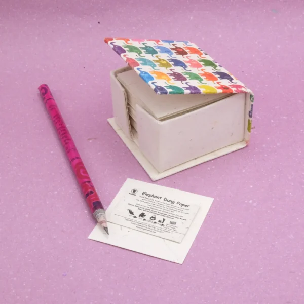 Fogli per appunti in carta di cacca di elefante in box piccolo misura 8x7x4.5 cm cod.VAMPSSE(1)