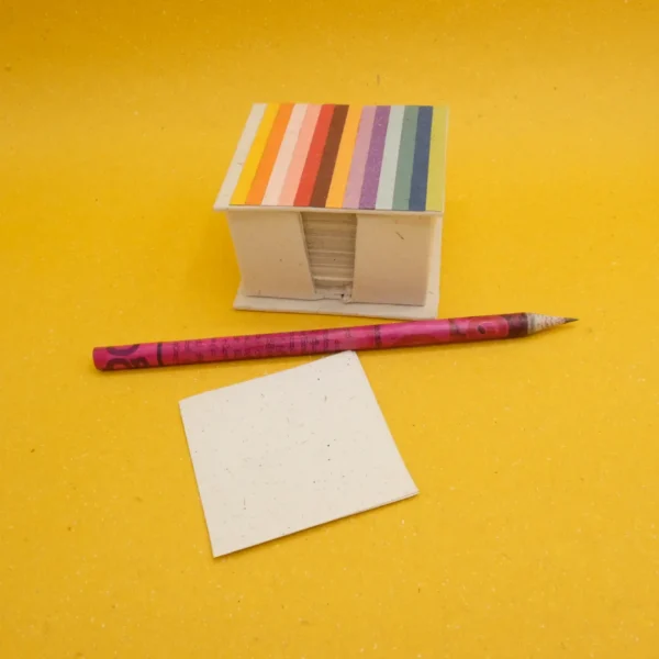 Fogli per appunti in carta di cacca di elefante in box piccolo misura 8x7x4.5 cm cod.VAMPSSR