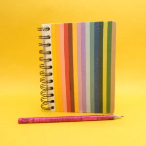 Quaderno medio in carta di cacca di elefante, linea rainbow, misure 12x15,5 cm. cod. VAMNBR