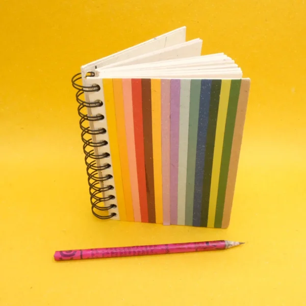 Quaderno medio in carta di cacca di elefante, linea rainbow, misure 12x15,5 cm. cod. VAMNBR