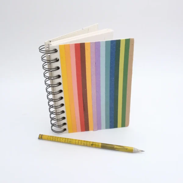 Quaderno medio in carta di cacca di elefante, linea rainbow, misure 12x15,5 cm. cod. VAMNBR