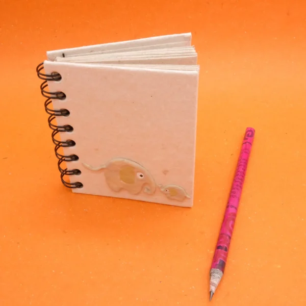 Quaderno piccolo con fogli in carta di cacca di elefante 2 elefantini misura 9_10.5 cm. cod.VASNBEL