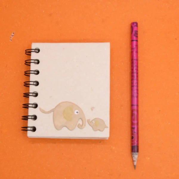 Quaderno piccolo con fogli in carta di cacca di elefante 2 elefantini misura 9_10.5 cm. cod.VASNBEL