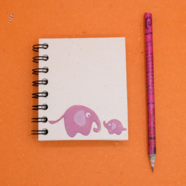 Quaderno piccolo con fogli in carta di cacca di elefante 2 elefantini misura 9_10.5 cm. cod.VASNBEL