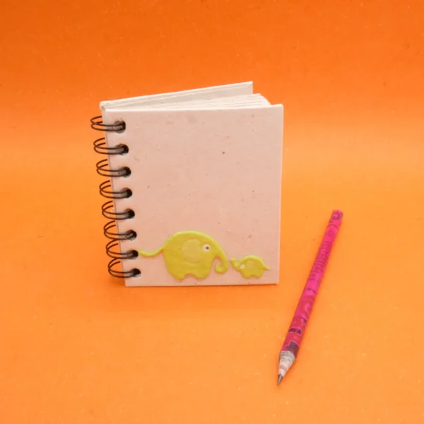 Quaderno piccolo con fogli in carta di cacca di elefante 2 elefantini misura 9_10.5 cm. cod.VASNBEL