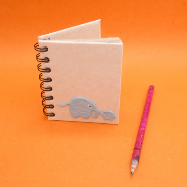 Quaderno piccolo con fogli in carta di cacca di elefante 2 elefantini misura 9_10.5 cm. cod.VASNBEL