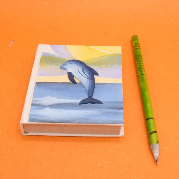 Quaderno piccolo con fogli in carta di cacca di elefante con animali