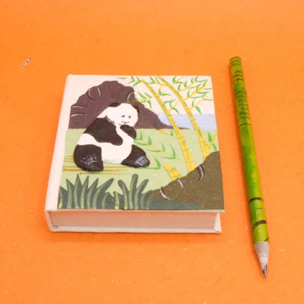 Quaderno piccolo con fogli in carta di cacca di elefante con animali selvatici misura 9_10.5 cm. cod.VASNBA