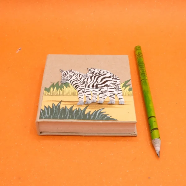 Quaderno piccolo con fogli in carta di cacca di elefante con animali selvatici misura 9_10.5 cm. cod.VASNBA