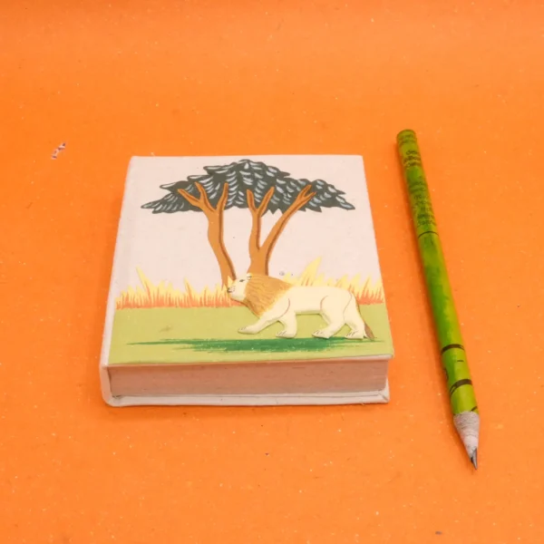 Quaderno piccolo con fogli in carta di cacca di elefante con animali selvatici misura 9_10.5 cm. cod.VASNBA