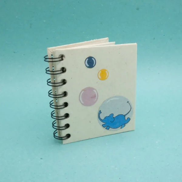 Quaderno piccolo con fogli in carta di cacca di elefante con bolle misura 9x10.5 cm cod. VASNBB