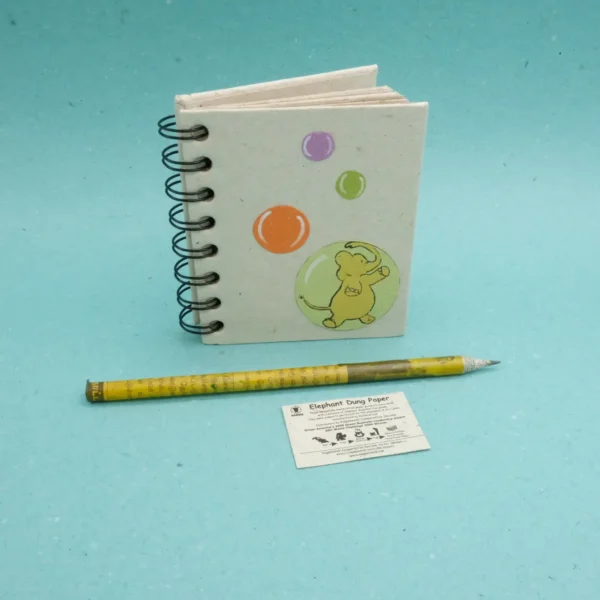 Quaderno piccolo con fogli in carta di cacca di elefante con bolle misura 9x10.5 cm cod. VASNBB