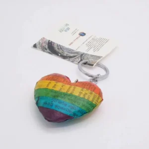 Portachiavi a cuore Rainbow in carta di giornale