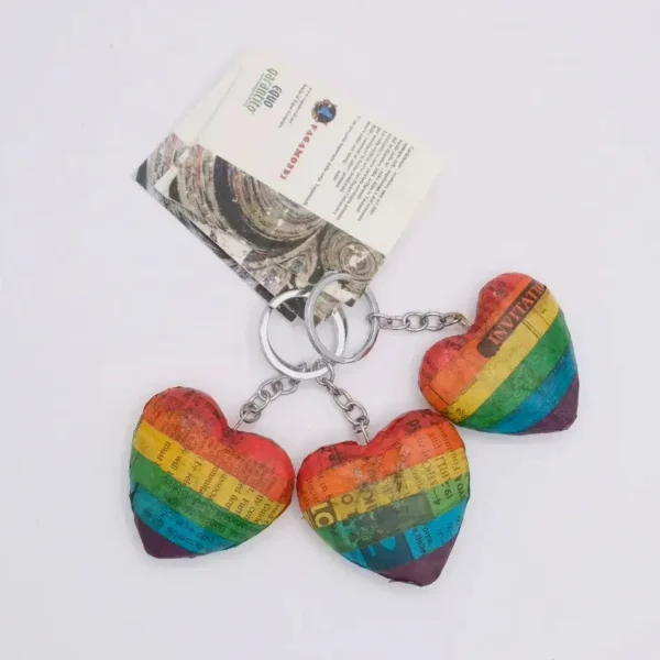 Portachiavi a cuore Rainbow in carta di giornale