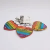 Portachiavi a cuore piatto Rainbow in carta di giornale