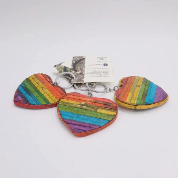 Portachiavi a cuore piatto Rainbow in carta di giornale