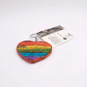 Portachiavi a cuore piatto Rainbow in carta di giornale