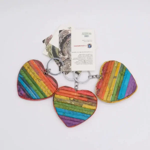 Portachiavi a cuore piatto Rainbow in carta di giornale