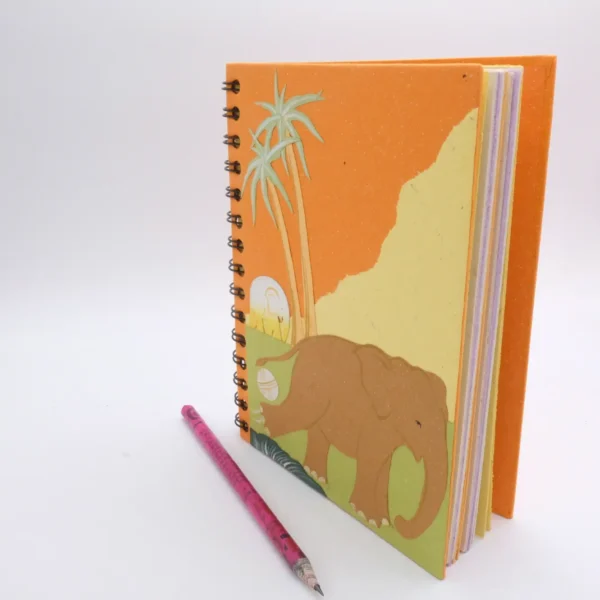 Quaderno in carta di cacca di elefante con spirale