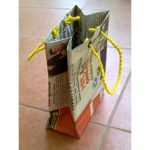 Borsina in carta di giornale e manici in cocco