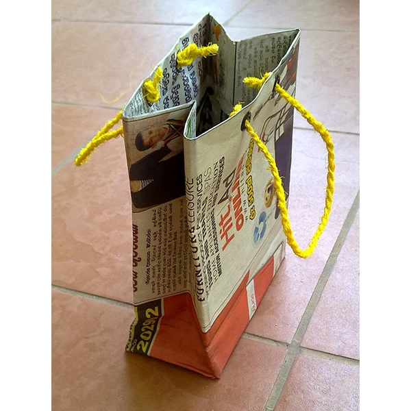 Borsina in carta di giornale e manici in cocco