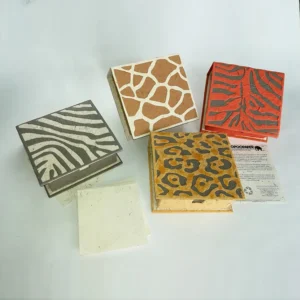 Blocco per appunti con fogli in cacca di elefante linea "Linea Giungla” misure 13x12,5x5 cm