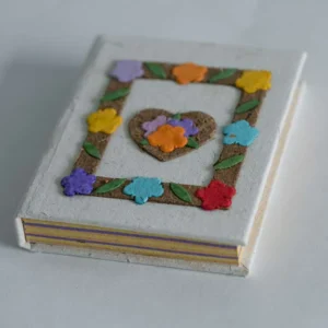 Quaderno piccolo con fogli in carta di cacca di elefante con fiori